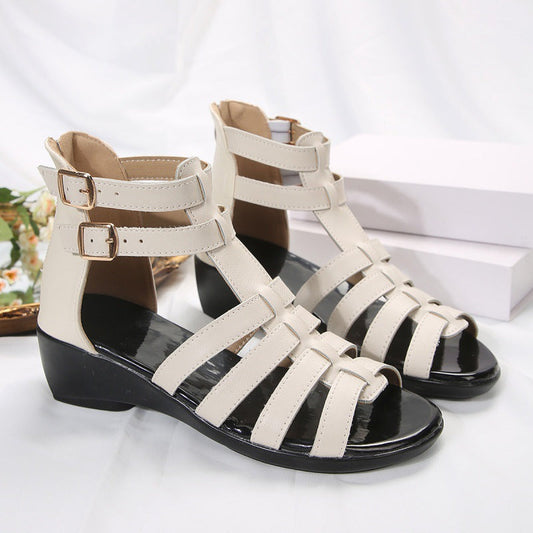 Eleganti sandali con zeppa traforata di Valentina Lo Bello