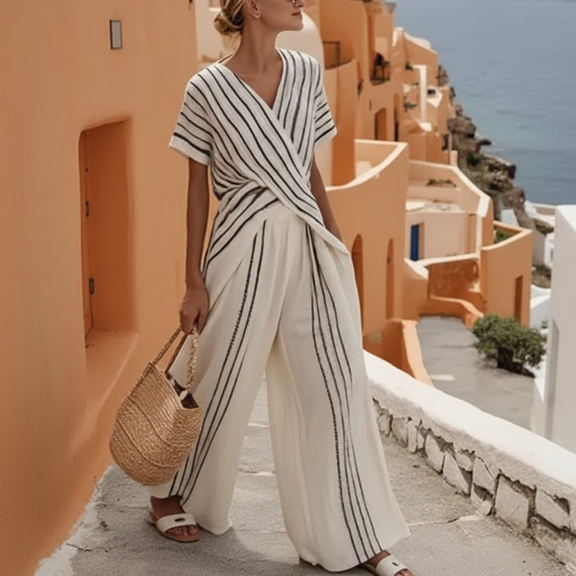 Completo da donna composto da top a maniche corte a righe con scollo rotondo e pantaloni a gamba dritta e larga, due pezzi.