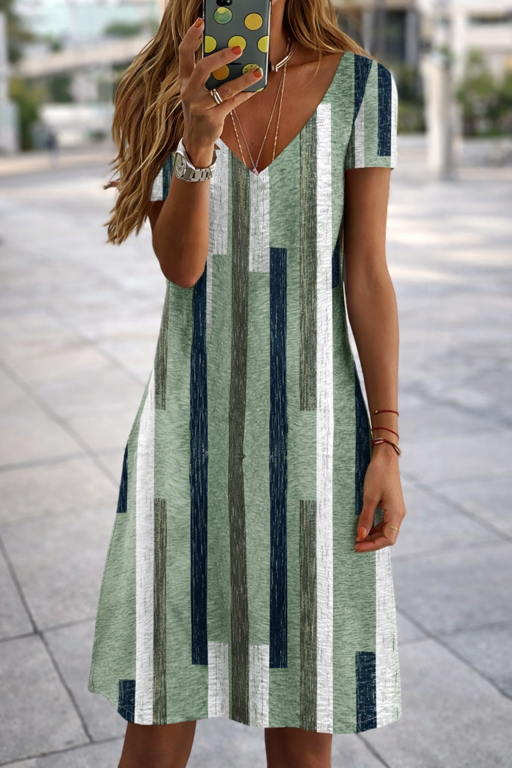 Elegante abito taglie forti con scollo a V di Valentina Lo Bello