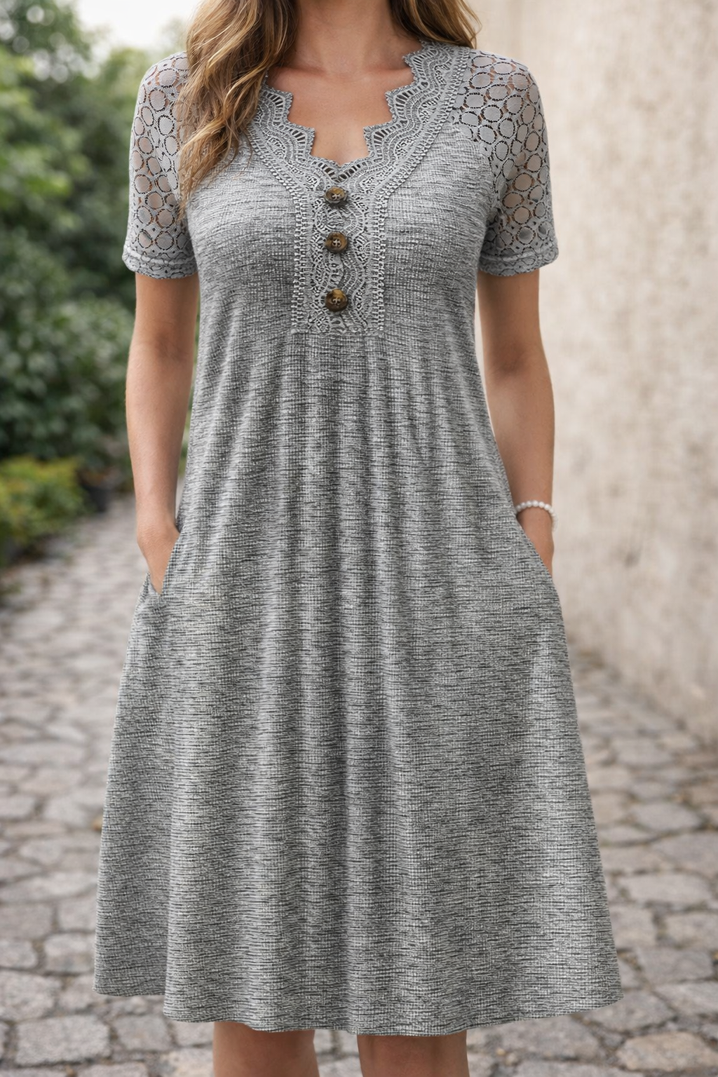 Abito grigio con scollo a V in pizzo di Valentina Lo Bello