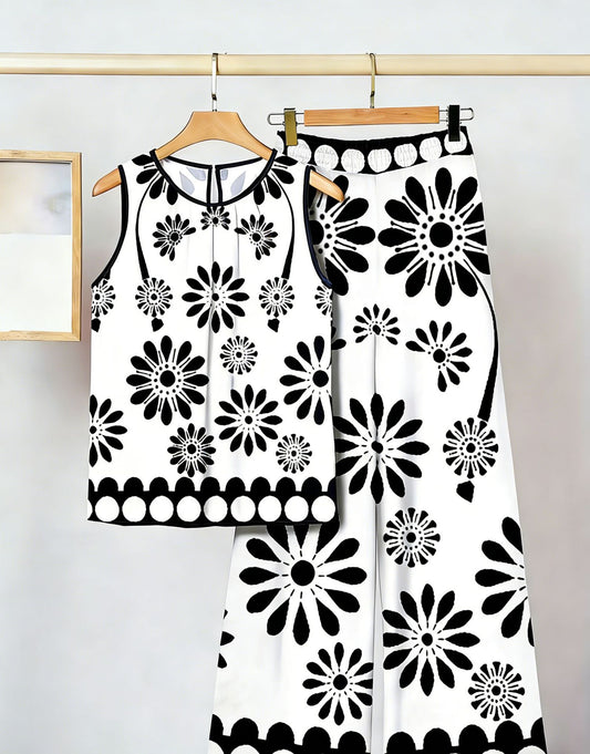 Completo da donna composto da canotta senza maniche, modello irregolare e pantaloni, con stampa alla moda.