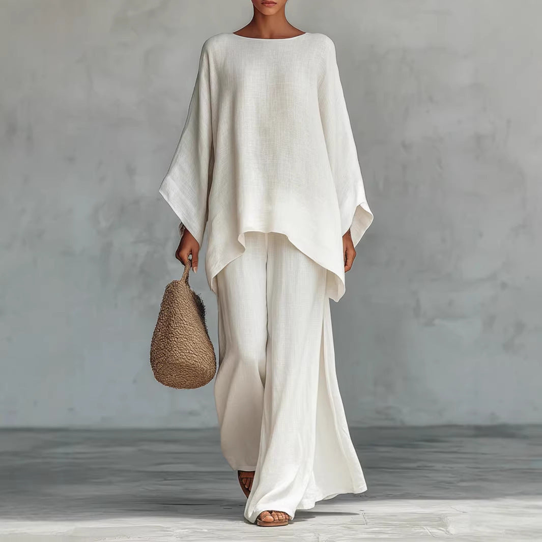 Completo da donna minimalista composto da top e pantaloni a gamba larga dalla vestibilità comoda.