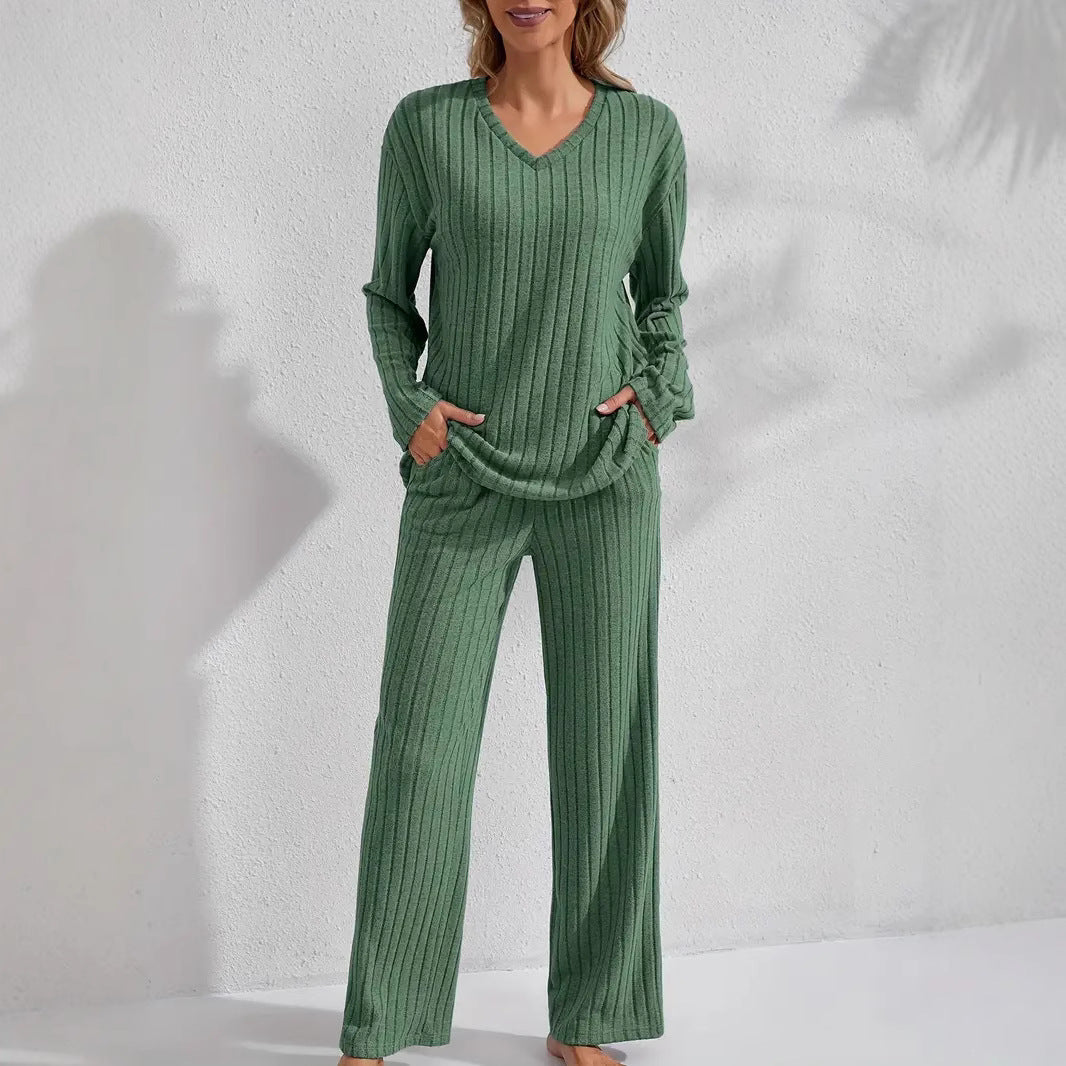 Completo da donna casual e comodo, composto da top a coste a maniche lunghe e pantaloni.