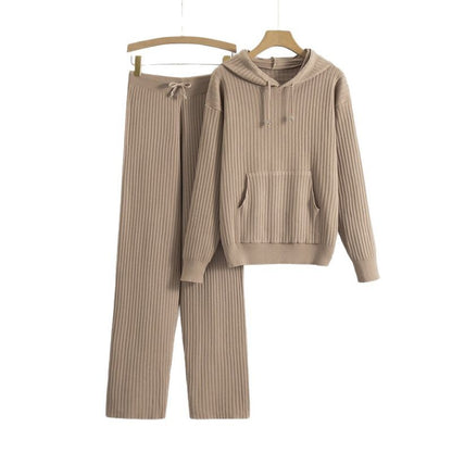 Completo in maglia con cappuccio di tendenza firmato Valentina Lo Bello