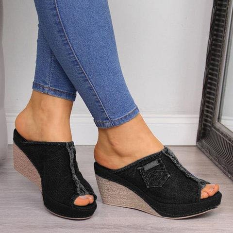 Eleganti sandali con zeppa in denim di Valentina Lo Bello