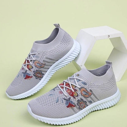 Sneakers in mesh con motivo floreale di Valentina Lo Bello, ispirate a Pinterest.
