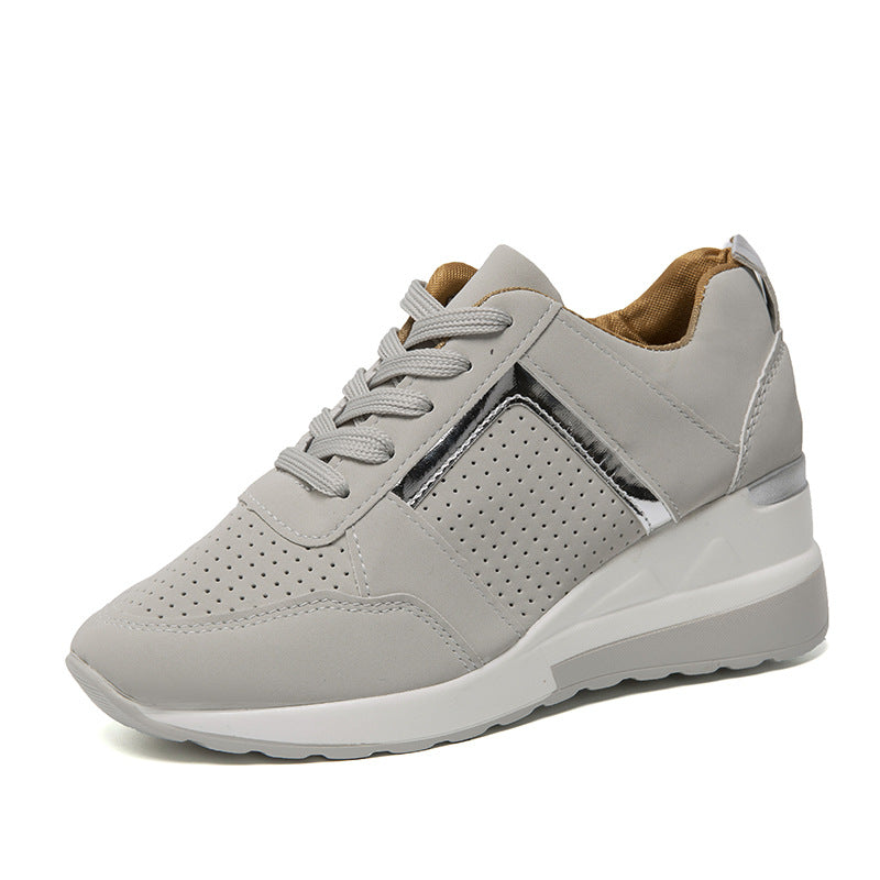 Eleganti sneakers con plateau e lacci di Valentina Lo Bello