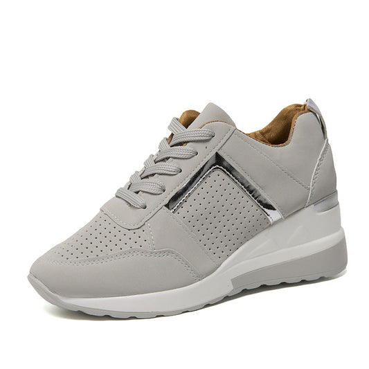 Eleganti sneakers con plateau e lacci di Valentina Lo Bello