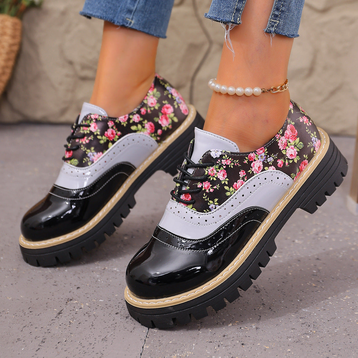 Eleganti scarpe casual a fantasia floreale di Valentina Lo Bello, taglie forti.