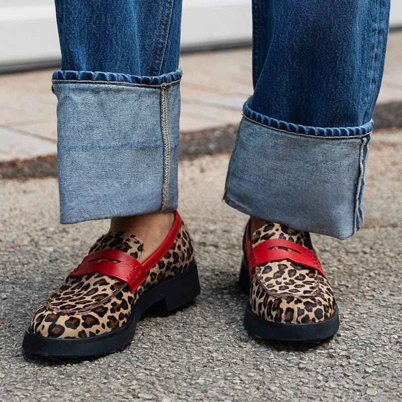 Eleganti scarpe con tacco basso leopardate di Valentina Lo Bello