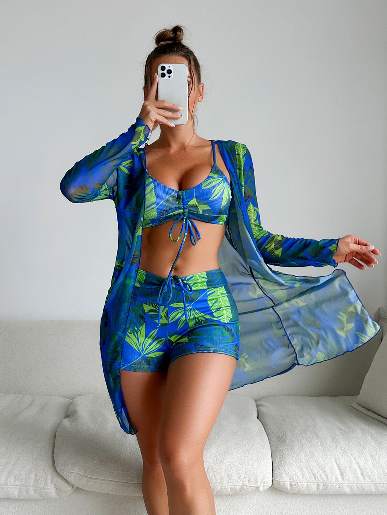 Bikini a tre pezzi con stampa vivace di Valentina Lo Bello