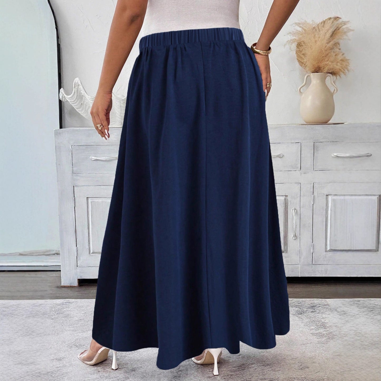 Elegante gonna svasata blu navy di Valentina Lo Bello