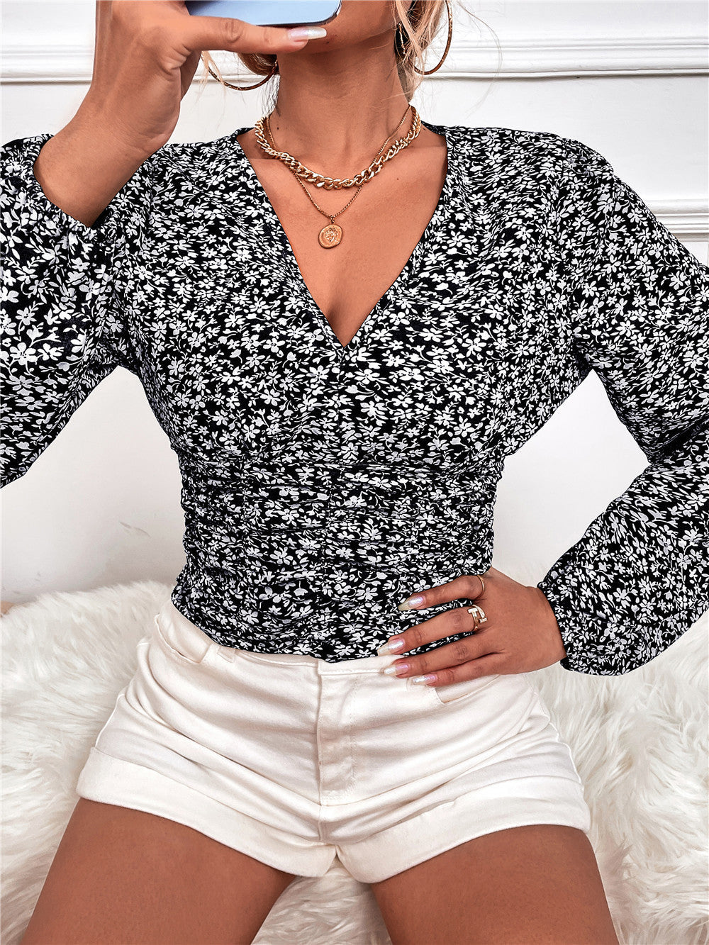 Elegante top a maniche lunghe con scollo a V e stampa floreale di Valentina Lo Bello