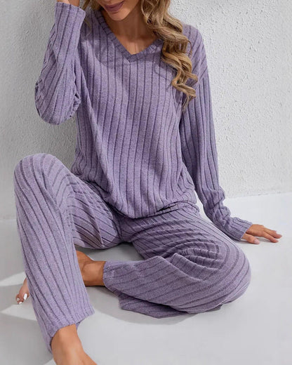 Completo da donna casual e comodo, composto da top a coste a maniche lunghe e pantaloni.