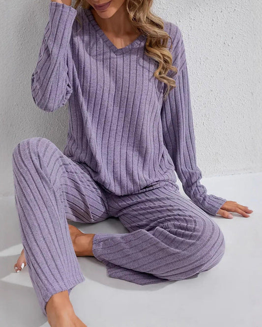 Completo da donna casual e comodo, composto da top a coste a maniche lunghe e pantaloni.