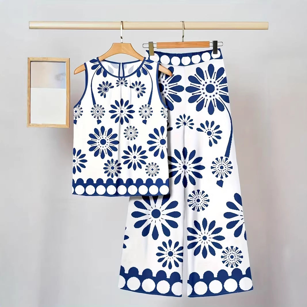 Completo da donna composto da canotta senza maniche, modello irregolare e pantaloni, con stampa alla moda.