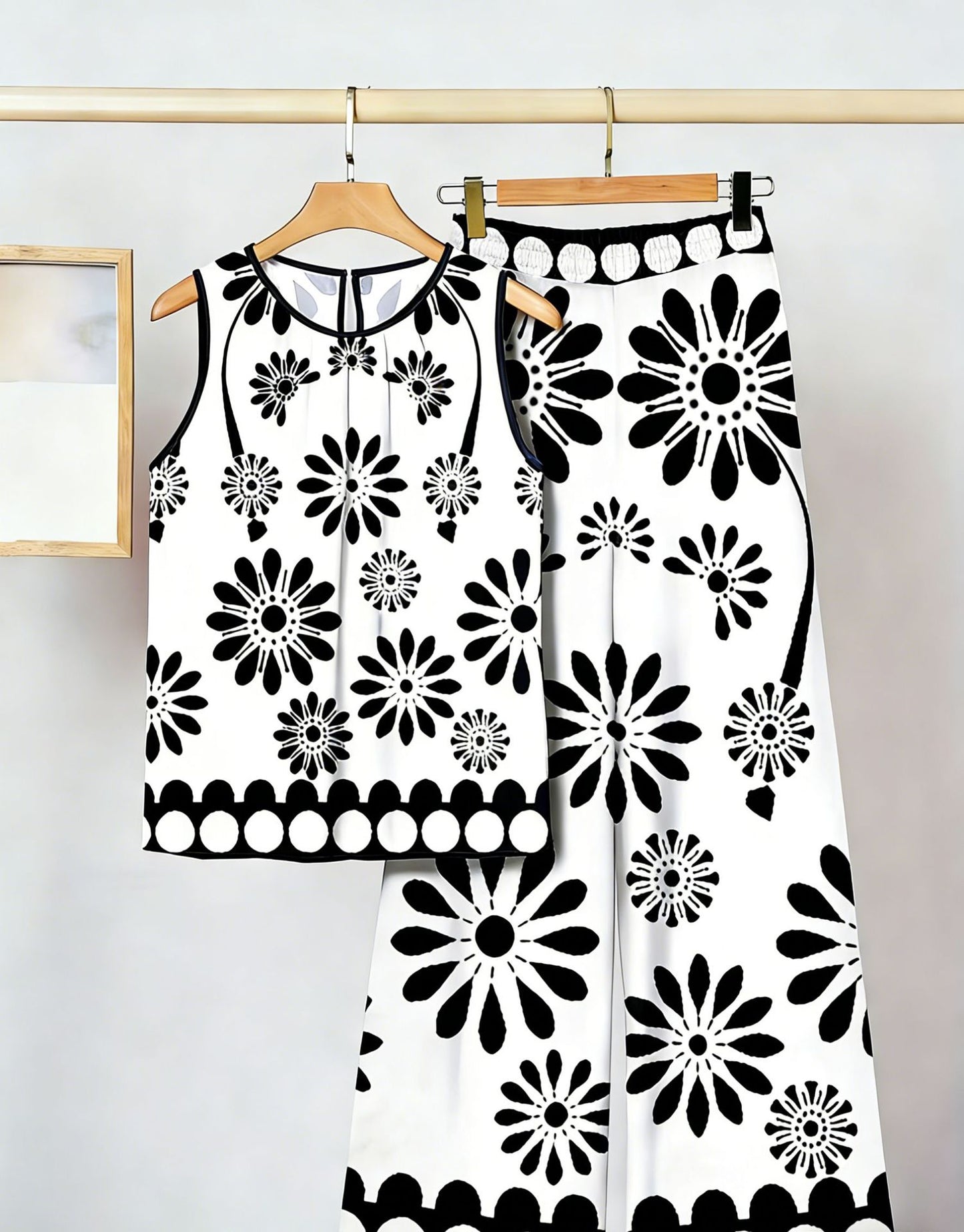 Completo da donna composto da canotta senza maniche, modello irregolare e pantaloni, con stampa alla moda.