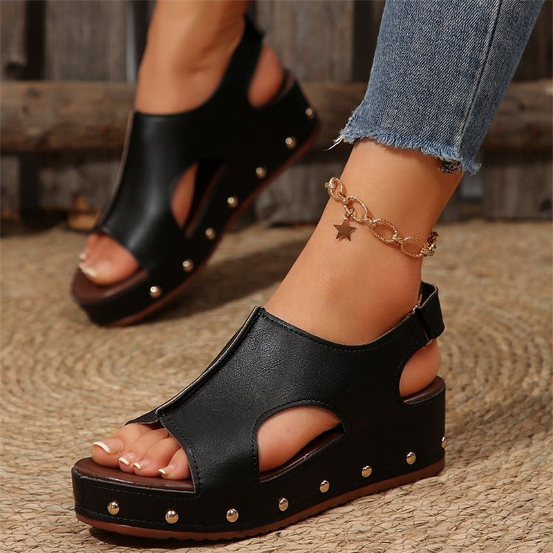 Eleganti sandali con plateau e punta aperta di Valentina Lo Bello