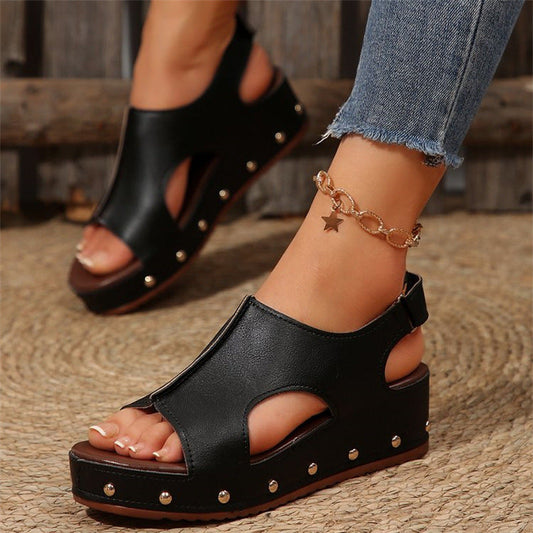 Eleganti sandali con plateau e punta aperta di Valentina Lo Bello