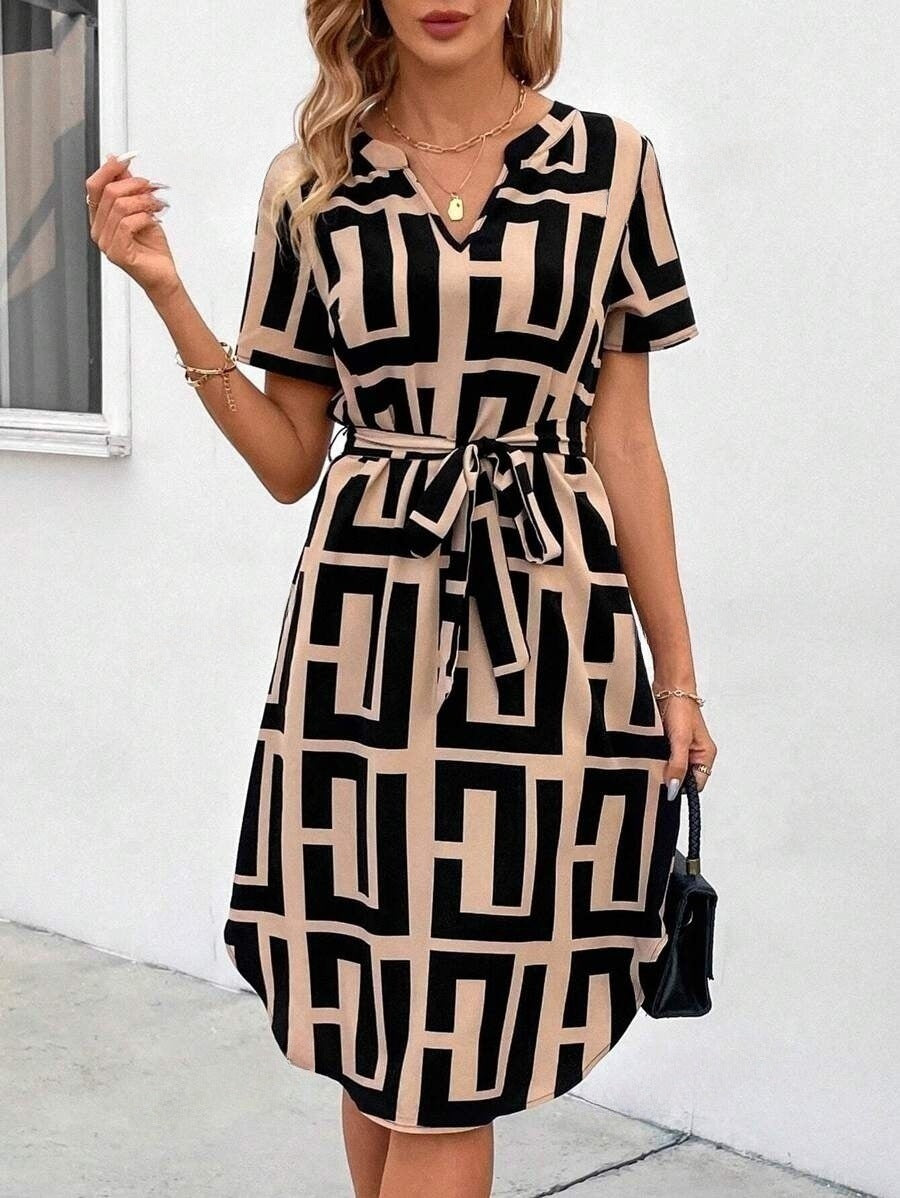 Elegante abito midi a righe con scollo a V di Valentina Lo Bello