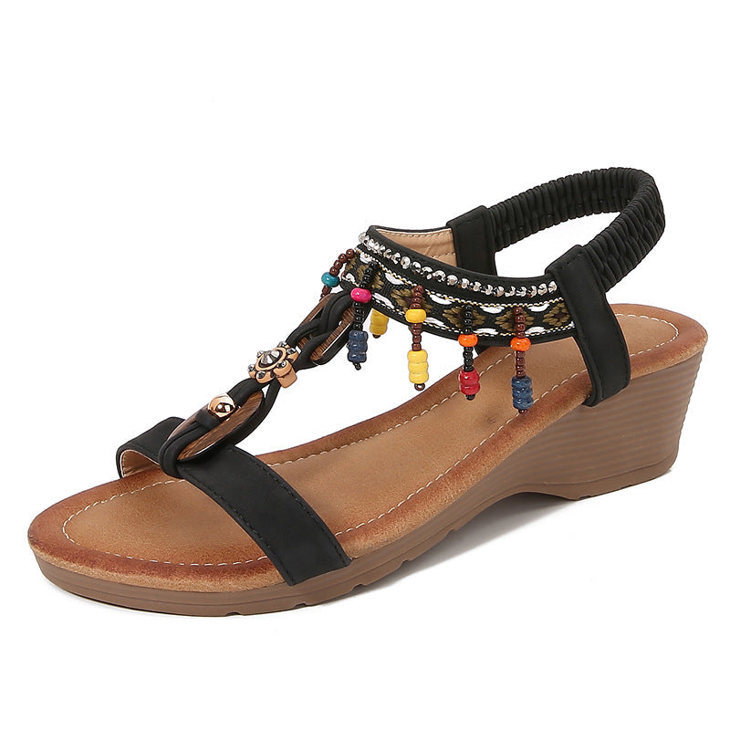 Eleganti sandali con zeppa e strass di Valentina Lo Bello