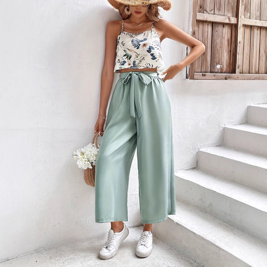 Completo da donna casual composto da top stampato e pantaloni con laccetti sul davanti.