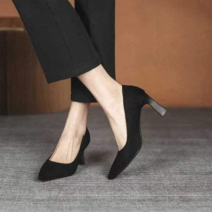 Eleganti décolleté nere con tacco a spillo di Valentina Lo Bello