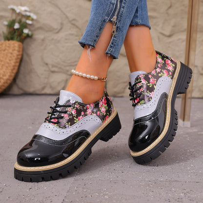 Eleganti scarpe casual a fantasia floreale di Valentina Lo Bello, taglie forti.