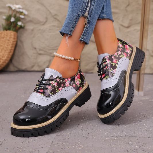 Eleganti scarpe casual a fantasia floreale di Valentina Lo Bello, taglie forti.