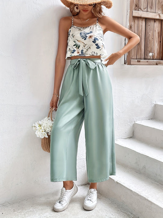 Completo da donna casual composto da top stampato e pantaloni con laccetti sul davanti.